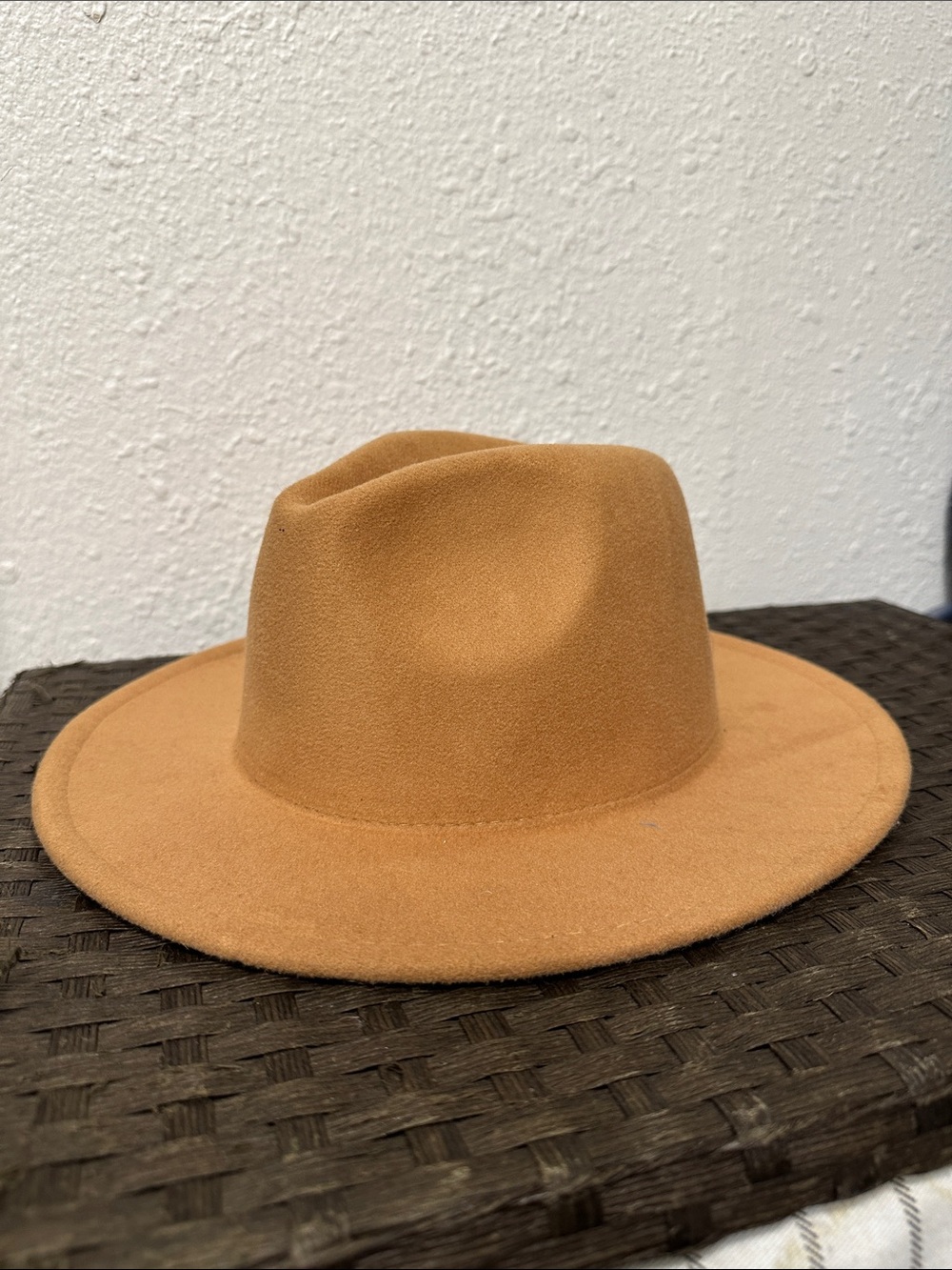 Classic Men's Wide-Brim Felt Fedora Hat in Camel